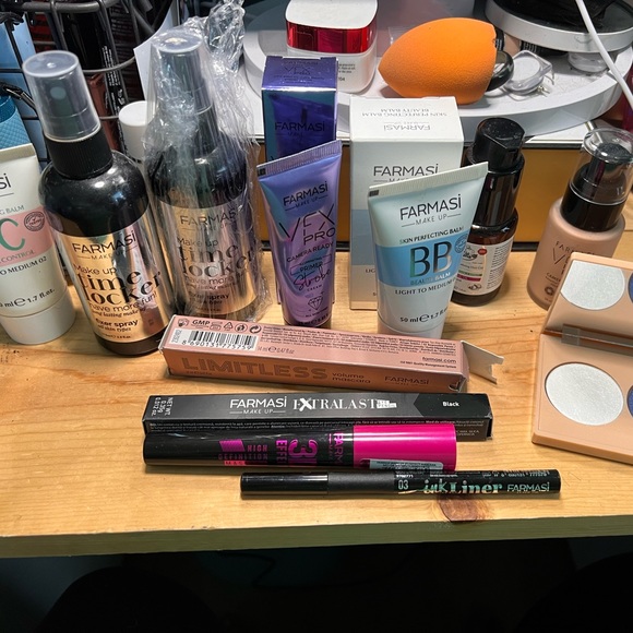 Farmasi makeup bundle - Picture 1 of 2